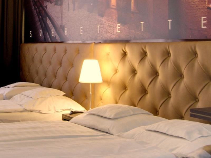 Hotel Corvin Дьюла Екстер'єр фото